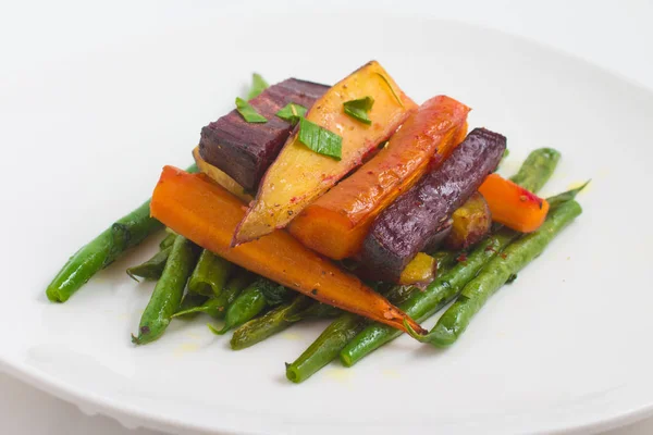 Verdure cotte e radici. Barbabietola, carota, baccello e patate dolci — Foto Stock