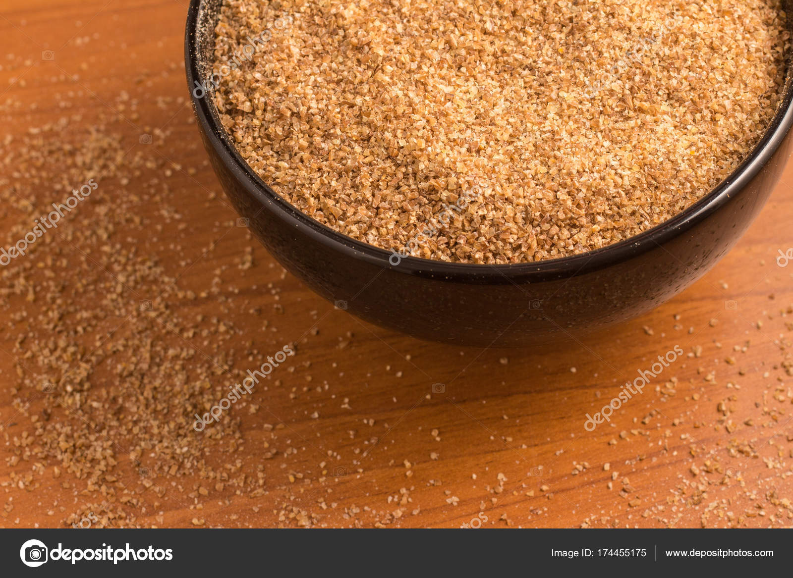 Ground Wheat for a Kibbeh in a bowl / Trigo para quibe. — Stock Photo