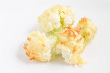 Bir kasede karnabahar graten