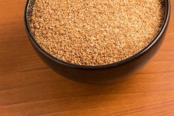 Mletí pšenice za kibbe v misce / Trigo para quibe. — Stock fotografie