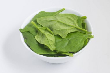 Bir kapta Brezilyalı ıspanak yaprakları