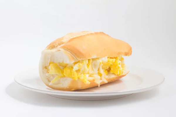 Pão com ovo mexido. Brasileiro Pao com ovo — Fotografia de Stock