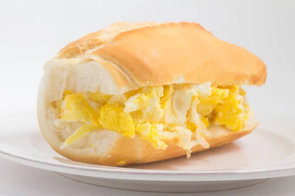 Bread with scrambled egg. Brazilian Pao com ovo — Stock Photo, Image