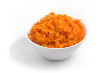 Ahşap bir masa üzerinde bir kapta püre kabak