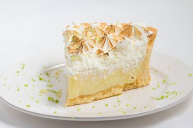 Dilim limon beyaz arka plan üzerinde izole kek