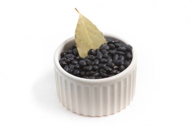 Beyaz arka plan üzerinde izole bir kapta çiğ siyah fasulye