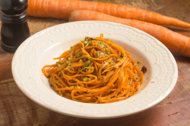 Pesto ile havuç spagetti