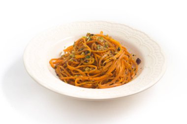 Pesto ile havuç spagetti