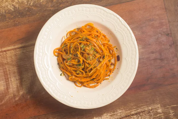 Spaghetti alla carota al pesto — Foto Stock