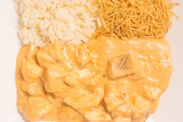 Tilápia. Filé de peixe Stroganoff com palitos de batata e arroz — Fotografia de Stock