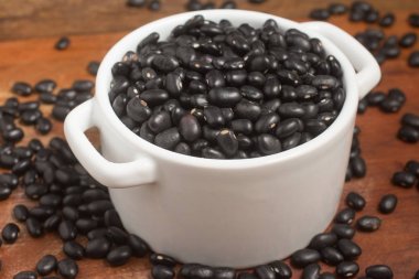 Bir kasede siyah fasulye