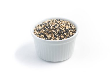 Bir kasede beyaz ve siyah susam