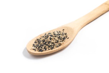 Bir kaşık beyaz ve siyah susam