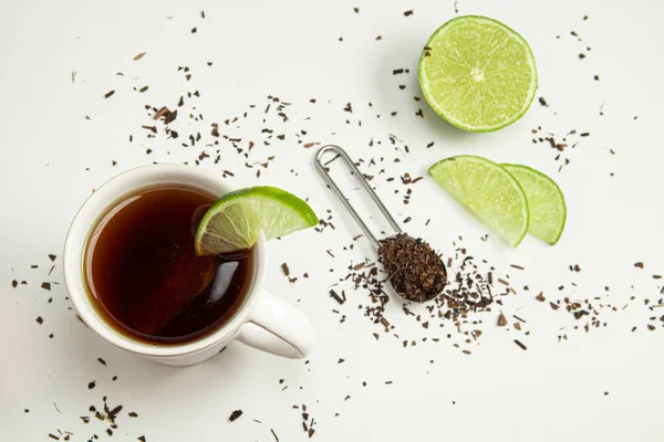 Taza Erva Mate Tostado Con Limón Sobre Fondo Blanco — Foto de Stock