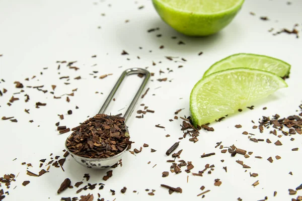 Cucharadita Tostado Erva Mate Con Limón Sobre Fondo Blanco — Foto de Stock