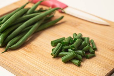 Dilimlenmiş Frech Fasulye Kabuğu tahta bir tahtanın üzerinde