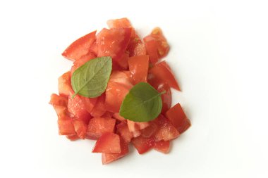 Bir yığın doğranmış ya da doğranmış fesleğenli domates.