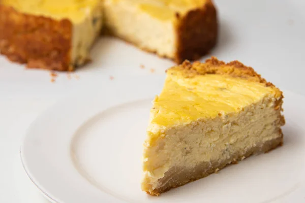 Skiva Ricotta Quiche Över Vit Bakgrund — Stockfoto