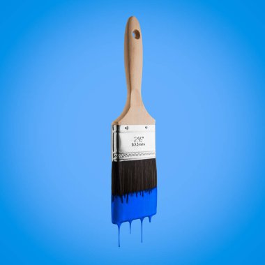 Boya fırçası mavi renk mavi arka plan üzerinde kıllar kapalı damlama ile yüklü.