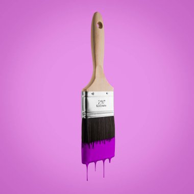 Boya fırçası mor renk mor zemin üzerine kıllar kapalı damlama ile yüklü.