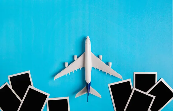 Preparação para o conceito de viagem, avião com moldura de foto, em fundo azul e espaço de cópia . — Fotografia de Stock