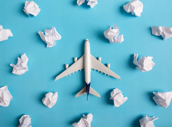 Model letadla letící mezi mraky papíru, cestování koncept — Stock fotografie