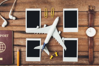 Hareket kavramı, kalem, pasaport, uçak, izlemek, boş anında fotoğraf, kulaklık, kopya alanı vintage bir ahşap zemin üzerine için hazırlık.