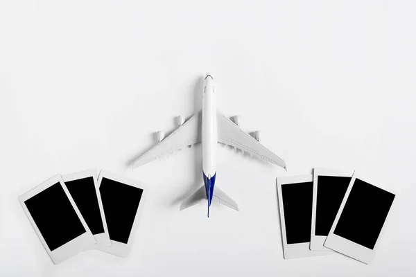 Preparação para o conceito de viagem, avião com fotografia em branco sobre fundo branco e espaço de cópia . — Fotografia de Stock