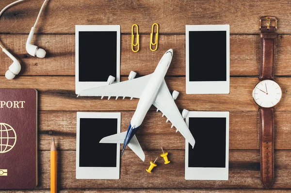 Hareket kavramı, kalem, pasaport, uçak, izlemek, boş anında fotoğraf, kulaklık, kopya alanı vintage bir ahşap zemin üzerine için hazırlık.