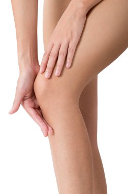 Masaj diz ile onun güzel sağlıklı uzun bacak ağrısı alanında tutan kadın izole beyaz arka plan üzerinde.