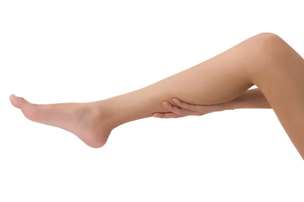 Frau hält ihr schönes gesundes langes Bein mit massierendem Kalb im Schmerzbereich, isoliert auf weißem Hintergrund. — Stockfoto