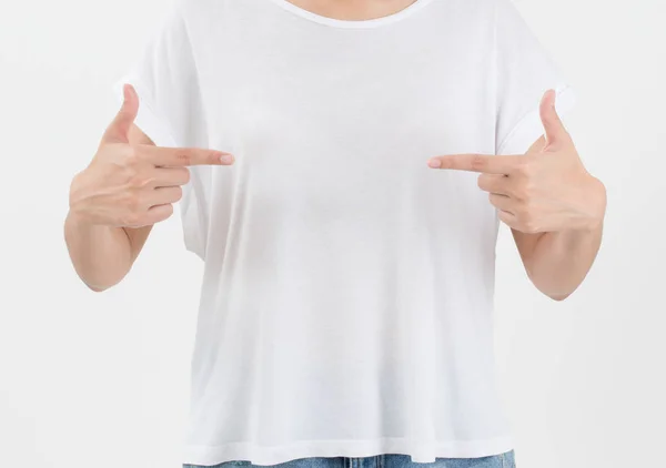 Kvinna kropp i vit T-shirt med kort rip jeans pekar kopiera utrymme framsidan isolerad, på vit bakgrund. — Stockfoto