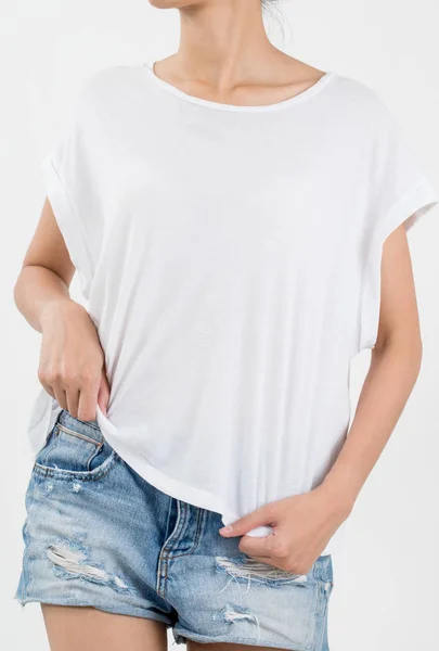 Жіноче тіло в білій футболці з короткими рваними джинсами спереду ізольовано, на білому тлі . — стокове фото
