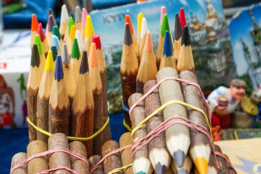 renkli kalemler paketlerde ambalajlayın ahşap kaplı 