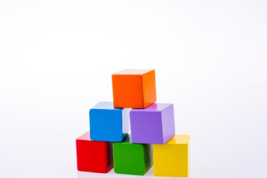 Küpleri ile oynarken el