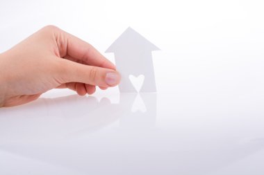 Bir kağıt ev tutan el