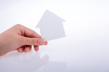 Bir kağıt ev tutan el