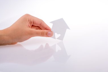 Bir kağıt ev tutan el