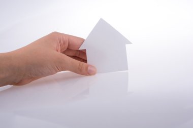 Bir kağıt ev tutan el