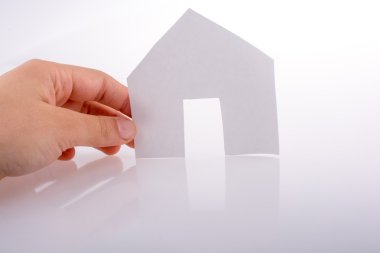 Bir kağıt ev tutan el