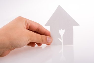 Bir kağıt ev tutan el