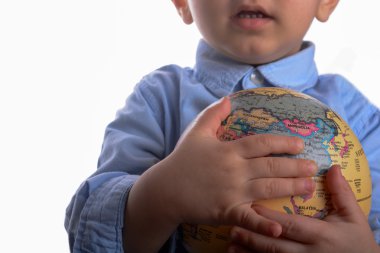 Bebek bir küre tutan