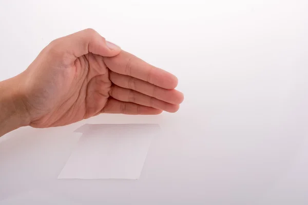Mão segurando uma casa de papel — Fotografia de Stock