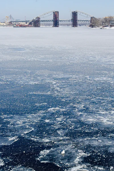Замерзшее озеро в Украине — стоковое фото