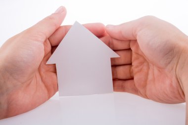 Bir kağıt ev tutan el