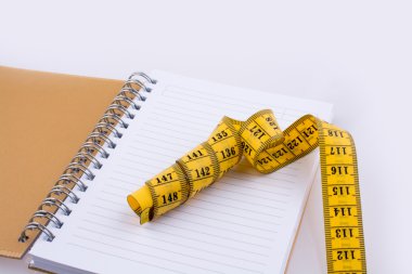 Defter üzerinde ölçüm bandı 