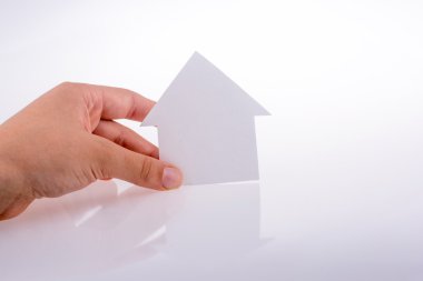 Bir kağıt ev tutan el