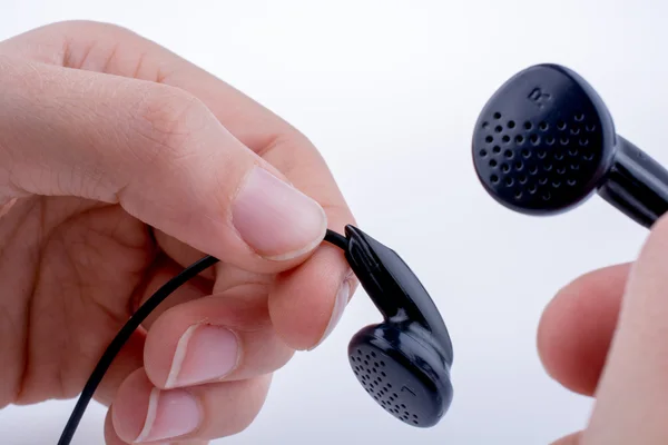 Mano sosteniendo auriculares — Foto de Stock