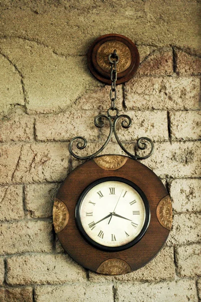 Настенные часы в стиле ретро на брекетной стене — стоковое фото