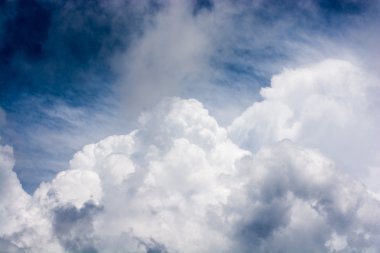 Büyük beyaz bulutlar